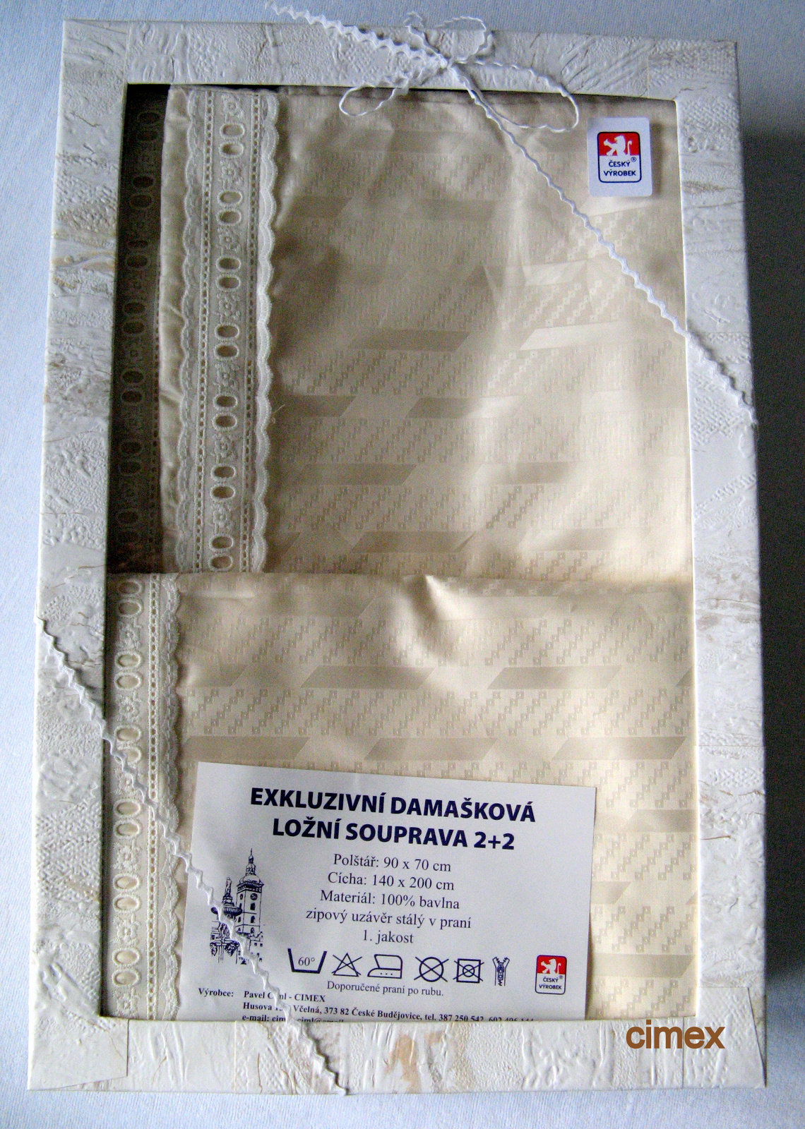 Damašek Orient-Ornamenty na podkladu bílé kávy zdobené štykováním