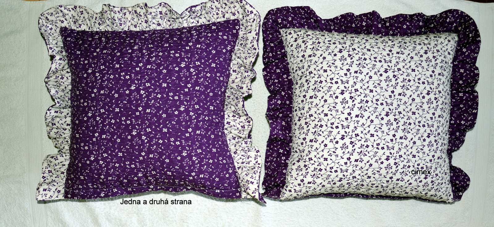 Dekorační povlak s volánem-Bílá kytička na fialovém negativ pozitiv
