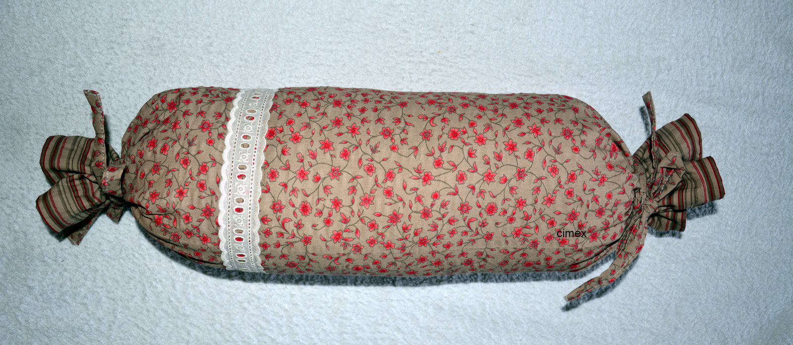 Povlak na dekorační válec-Svítivě červená kytička na kakaovém proužek,štykování