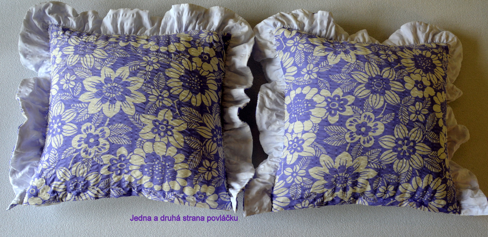 Dekorační povláčky-Velký bílý květ na fialkovém obě strany, lemované UNI bílým volánem