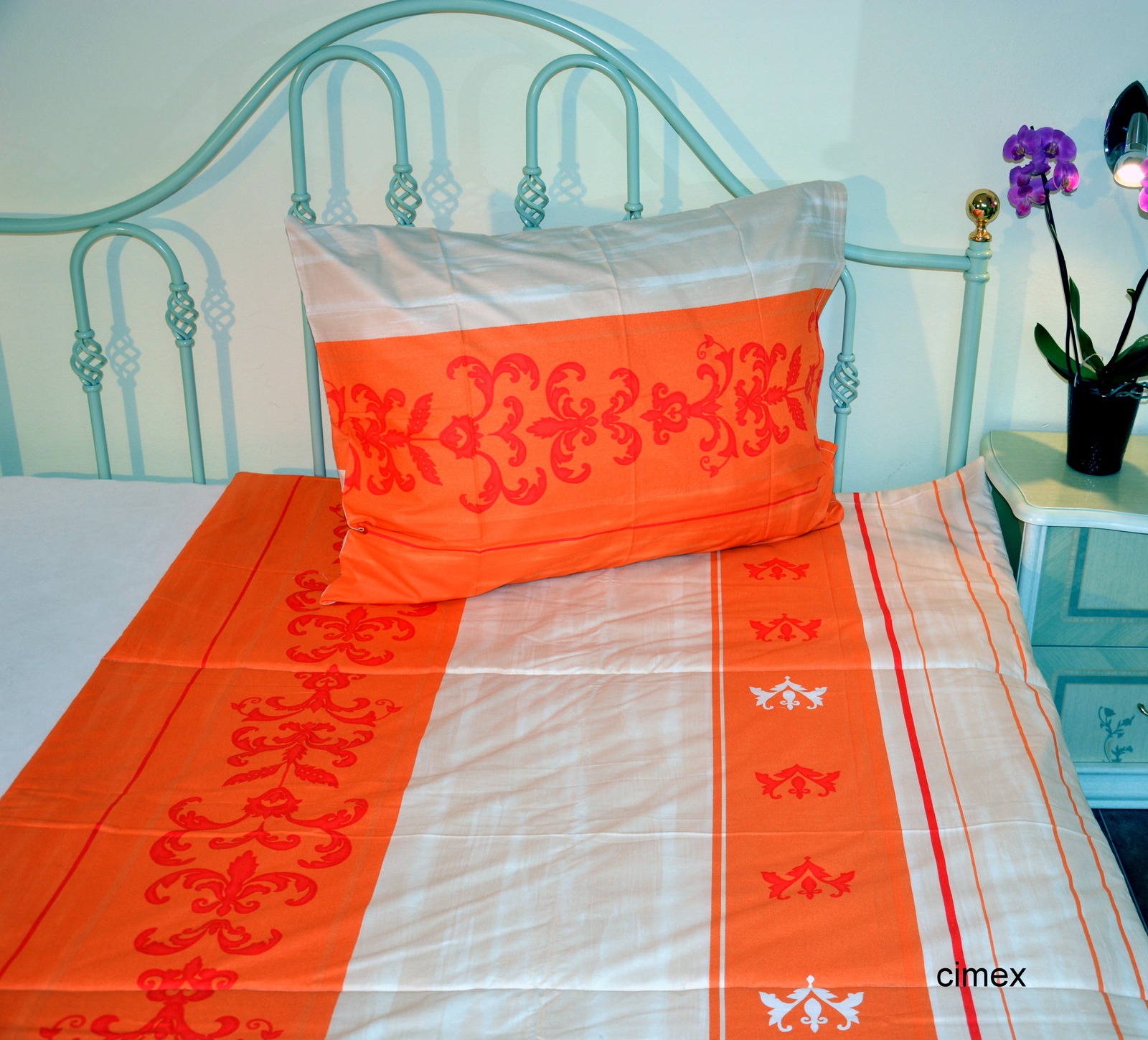 Doprodáno-                        Lehká deka-Oranžové ornamenty v pruzích počet kusů skladem 1Ks